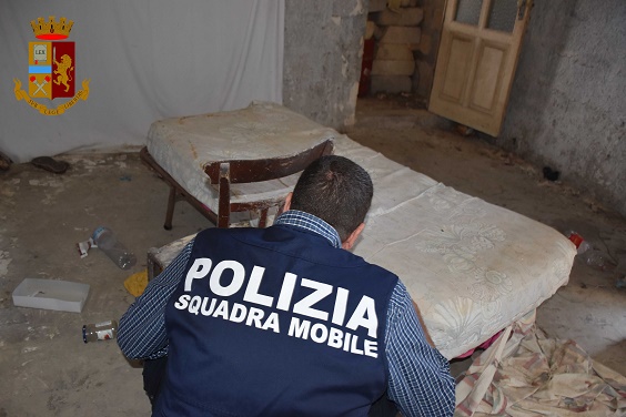 Faceva prostituire la figlia 13enne con vecchi di 90 anni. FOTO