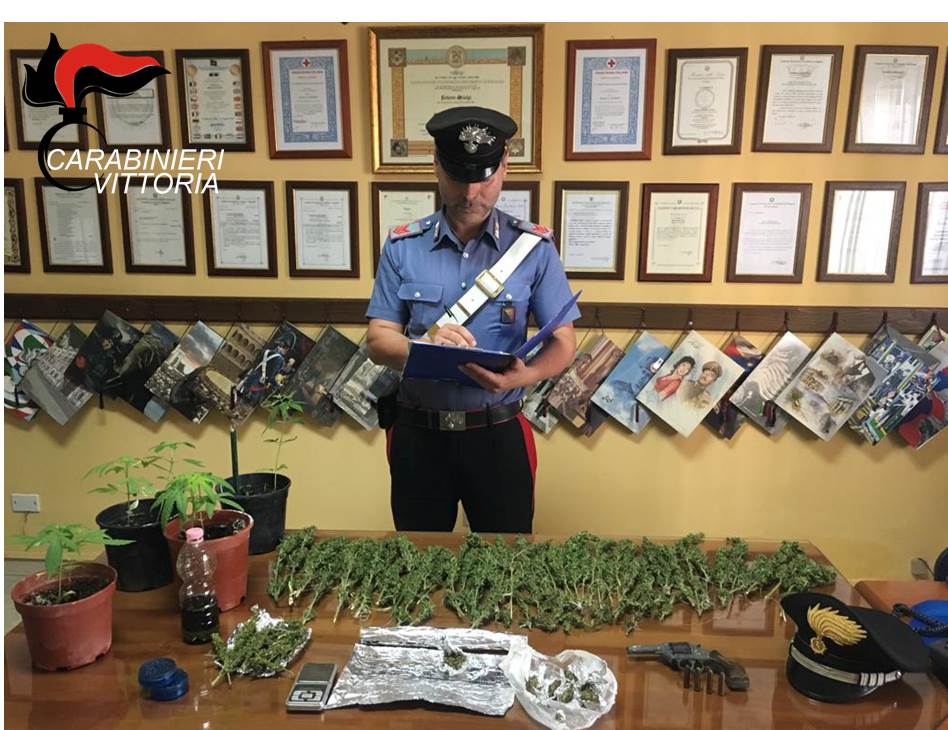 Acate, aveva un’arma clandestina, droga e refurtiva in casa