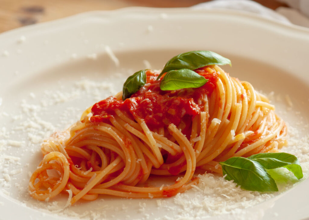 Spaghetti con pomodoro e parmigiano