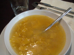 Brodo di pollo con minestra