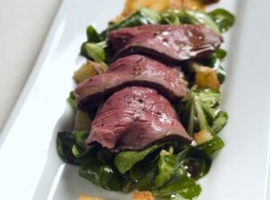 Tagliata di manzo con insalata