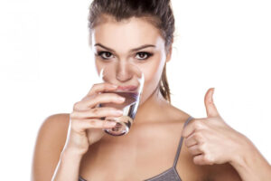Bere tanta acqua aiuta a dimagrire?