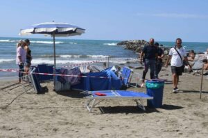 Anziano morto in spiaggia