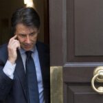 Giuseppe Conte al telefono