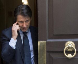 Giuseppe Conte al telefono