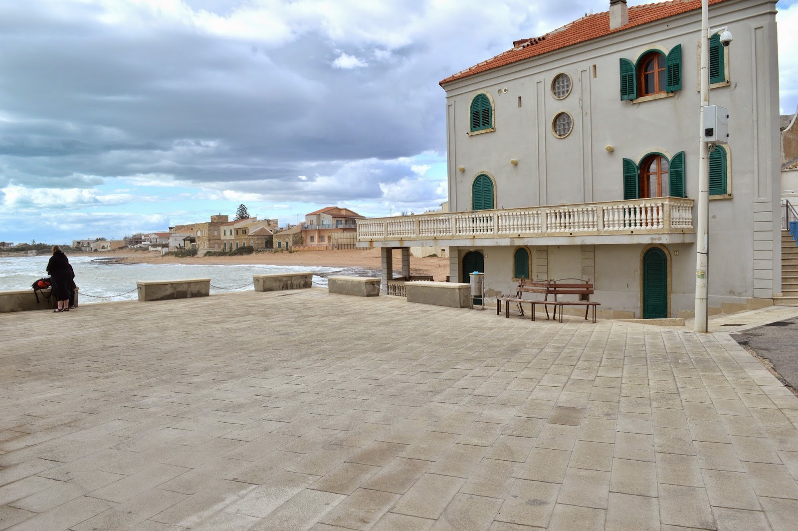 Polizia vera arresta uomo per droga vicino casa di Montalbano