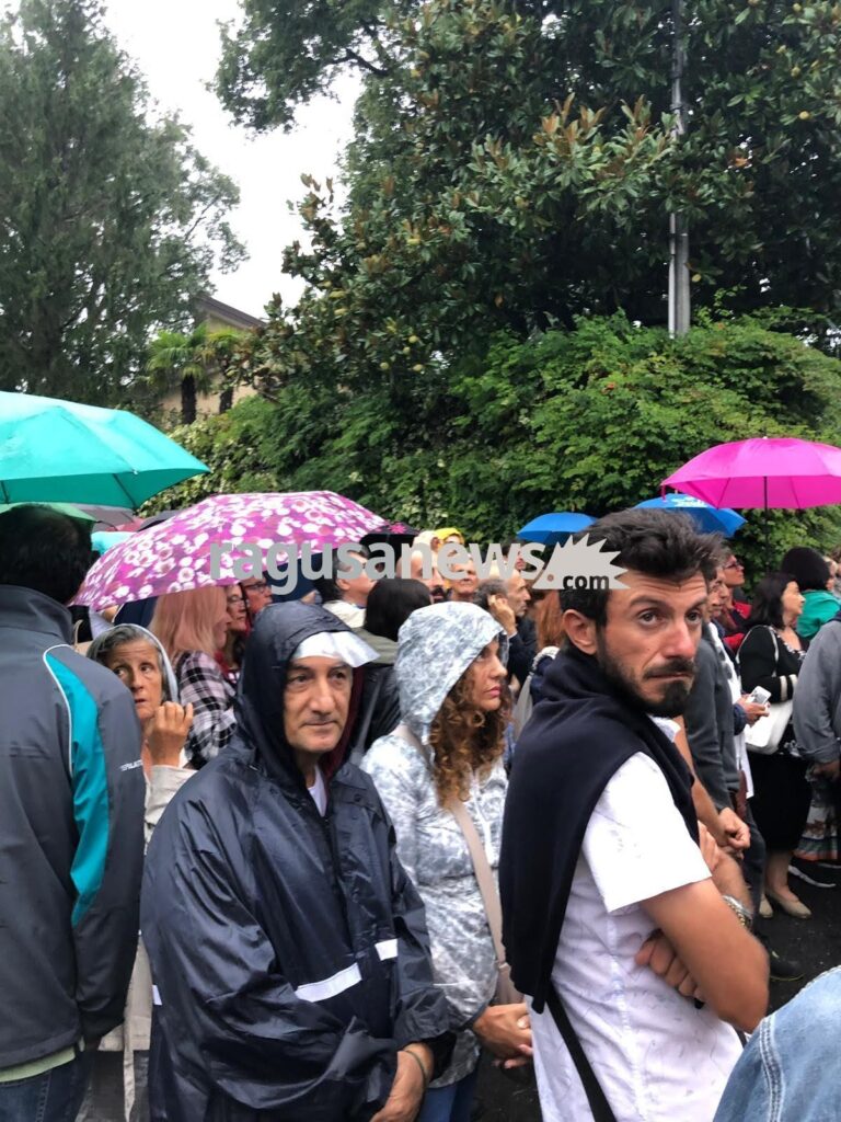 Cantano La Cura davanti casa Battiato