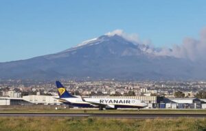 Etna, riaperto lo spazio aereo su Catania