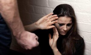 Rumeno picchiava la compagna, arrestato