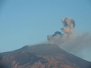 Etna, cenere lavica, 4 atterraggi l'ora a Catania