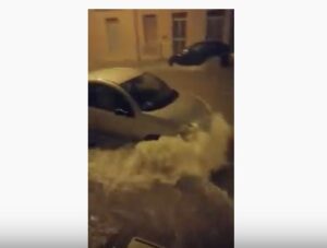 Alluvione a Rosolini, fiume d'acqua trascina auto