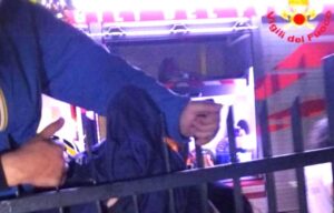 Ladro sorpreso in casa, fugge e resta infilzato nel cancello