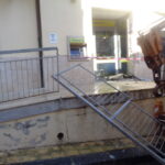 Con la ruspa scardinano e rubano il bancomat delle Poste