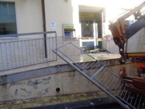 Con la ruspa scardinano e rubano il bancomat delle Poste