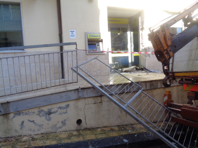 Con la ruspa scardinano e rubano il bancomat delle Poste