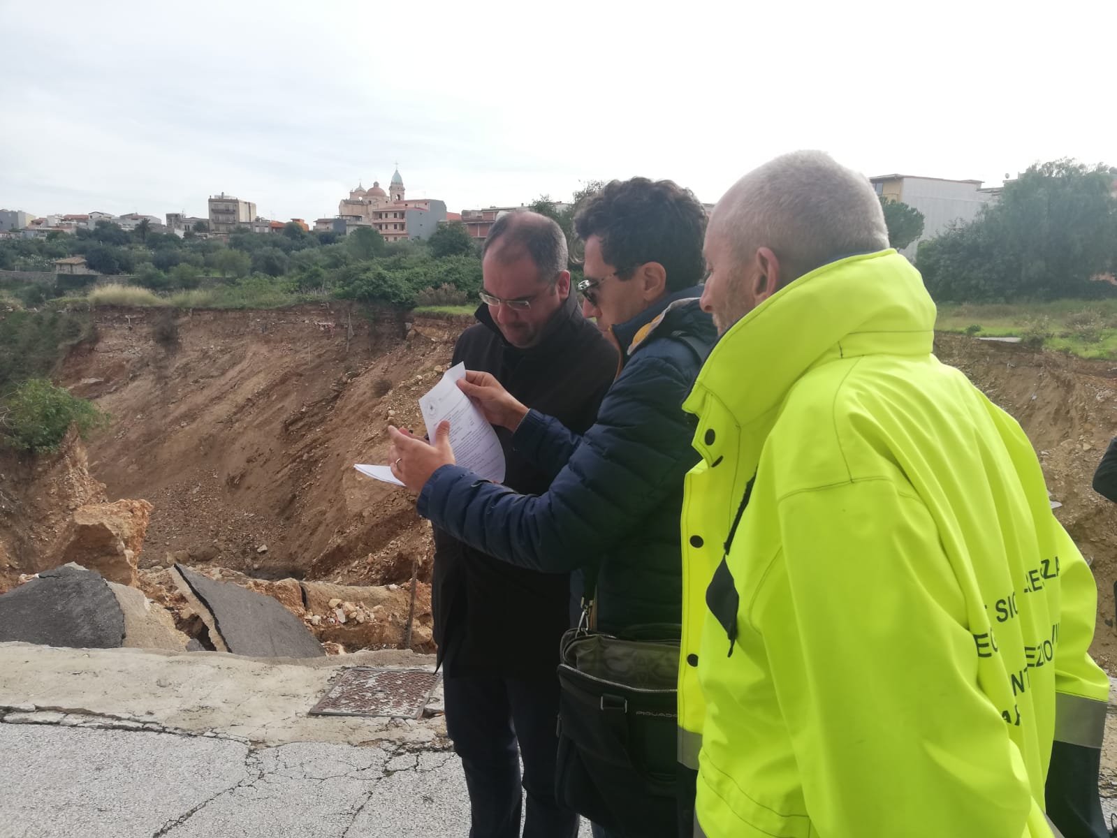 A Ispica si lavora per colmare la voragine creata dall’alluvione