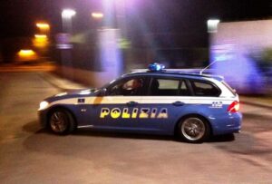 Polizia lo insegue, lui scappa, l'auto era rubata