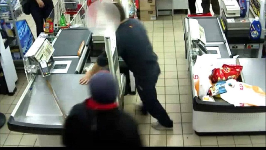 Rapina in un supermercato, bottino mille euro