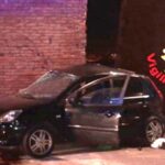Auto contro un pilone, morti due ragazzi di 20 anni