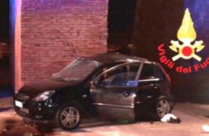 Auto contro un pilone, morti due ragazzi di 20 anni