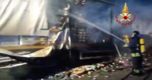 Tir in fiamme sull'autostrada Palermo-CataniaA provocare il rogo l'esplosione di una ruota