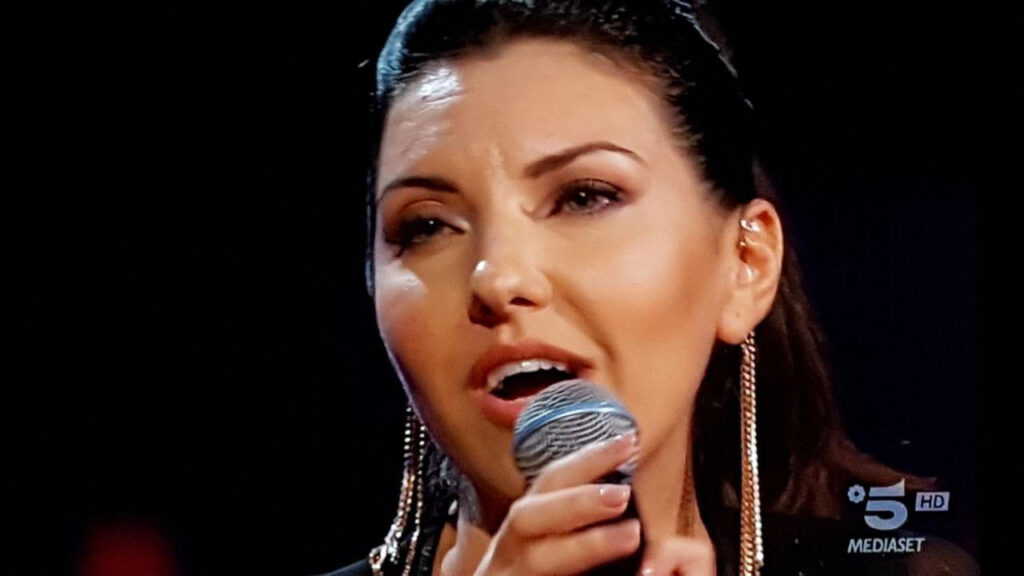 Si esibisce per le strade di Roma