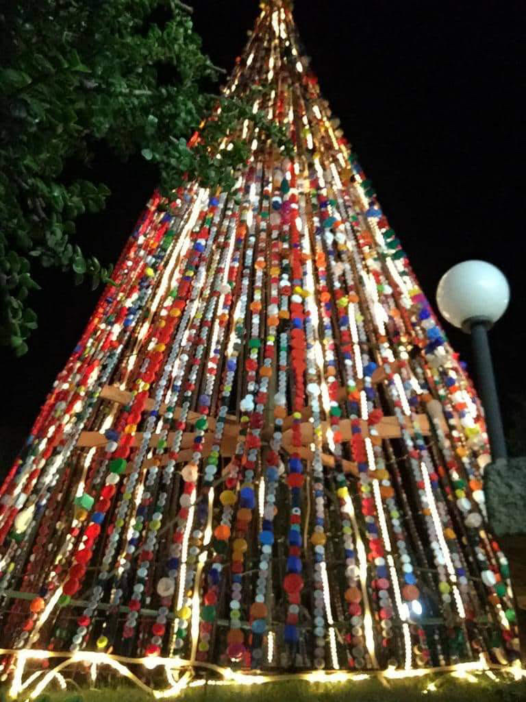 Un albero di Natale di 17 mila tappi di plastica
