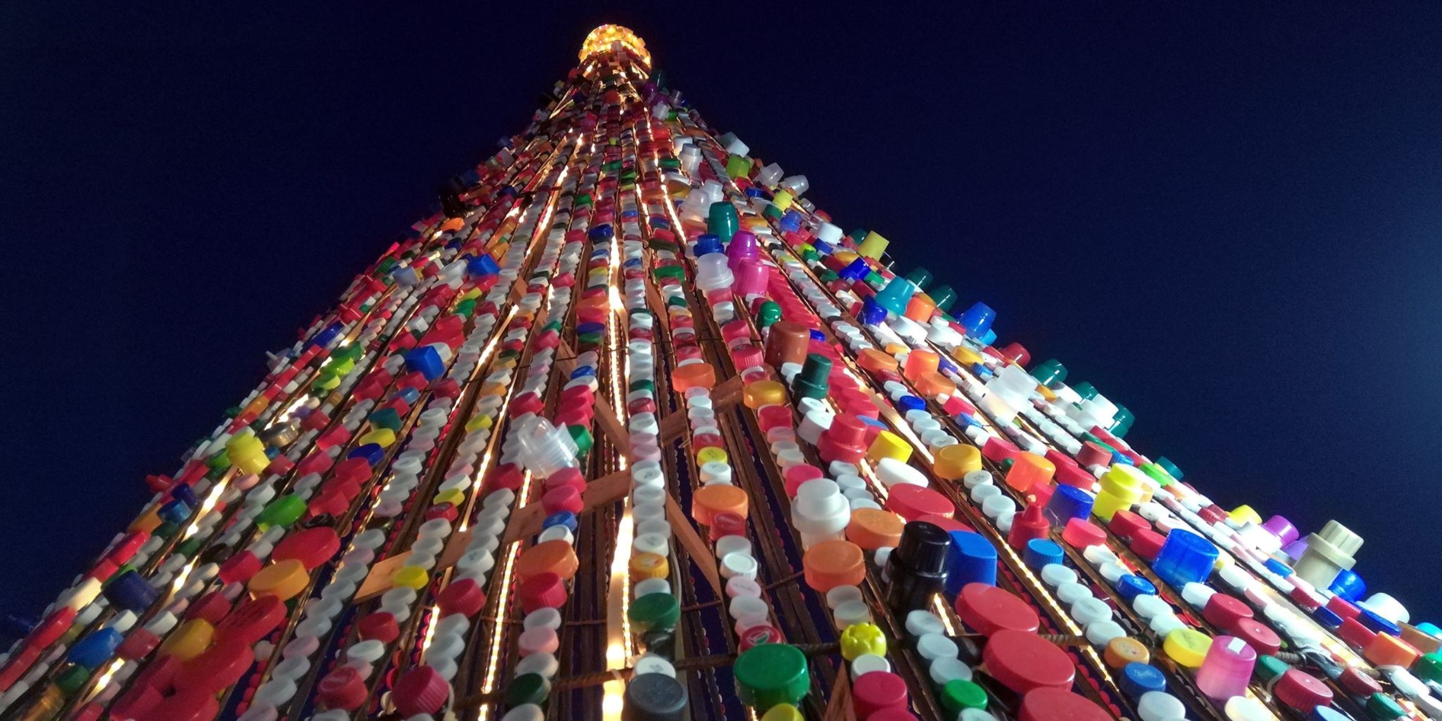 Ecco l’albero di Natale fatto da 17 mila tappi di plastica. FOTO