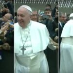 Papa Francesco, suora africana lo strattona, lui: Basta che non mordi