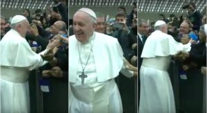 Papa Francesco, suora africana lo strattona, lui: Basta che non mordi