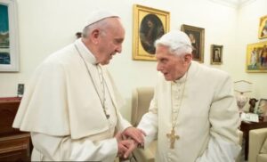I preti possono sposarsi? Papa Benedetto le suona a Papa Francesco