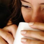 Bere acqua calda: aiuta a perdere peso e a dimagrire?