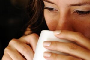Bere acqua calda: aiuta a perdere peso e a dimagrire?