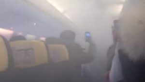 Panico sul volo Ryanair, fumo in cabina e atterraggio d'emergenza