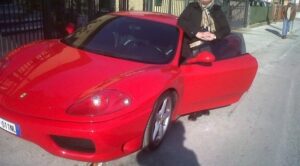 Ecco i 237 furbetti del reddito di cittadinanza: ville e Ferrari tra i loro beni