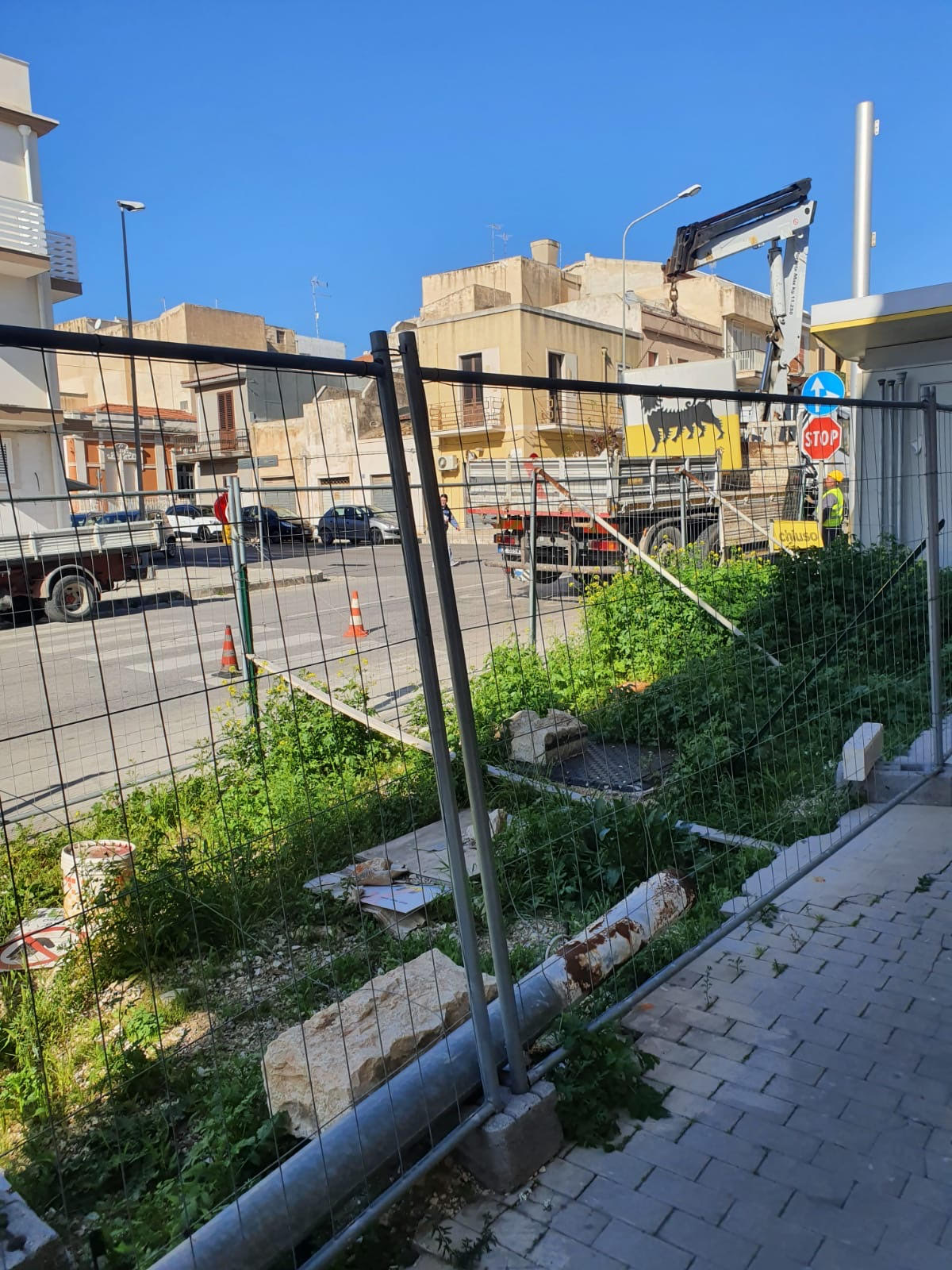 Si smonta il benzinaio della discordia