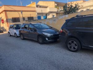 Quelli che rompono i vetri delle macchine a Maina di Ragusa