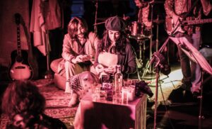 John Lennon incontra Paul McCartney in teatro a Modica