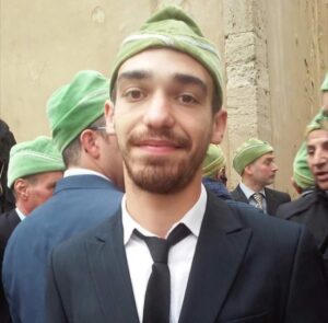 Morto dopo un volo di 13 metri sugli scogli