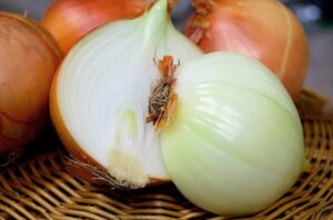Dimagrire con le cipolle: le proprietà alimentari di questo ortaggio