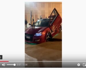 A Ragusa l'auto che canta canzoni d'amore in napoletano