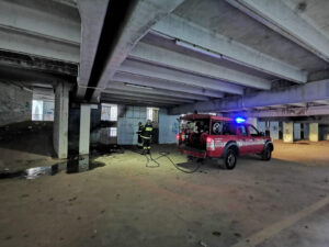 Incendio doloso nel parcheggio abbandonato di viale Medaglie d'Oro