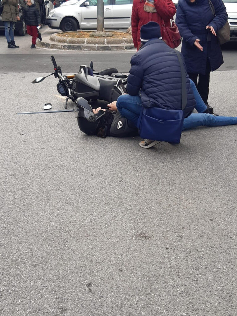 Auto contro scooter in viale Medaglie d'Oro, ferito un 16enne