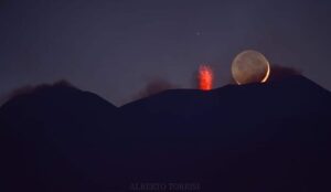 Il bacio tra l'Etna e la Luna nello scatto di Alberto Torrisi