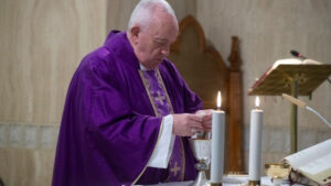 Papa Francesco ha una lieve indisposizione