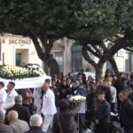 Al funerale di Saverio, la figlioletta di sei mesi, nel passeggino