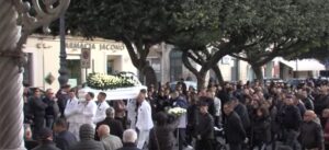 Al funerale di Saverio, la figlioletta di sei mesi, nel passeggino