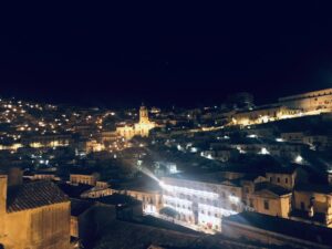 Luci bianche nel centro storico di Modica, verso una soluzione