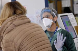 Governo pronto a chiudere tutto, tranne farmacie e alimentari, in Italia