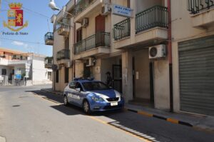 Esce di casa e aggredisce la Polizia arrestato trentaduenne a Comiso